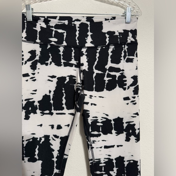 Alo Black and white graphic leggings - Picture 5 of 6